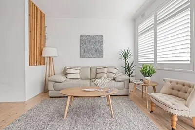 Image de Coastal Corner Contemporary Chic by the Beach