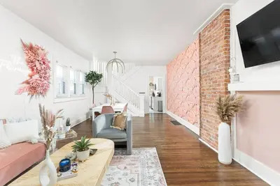 Image de Pink Bachelorette 4bd/2b home + 4 min to Mass Ave!