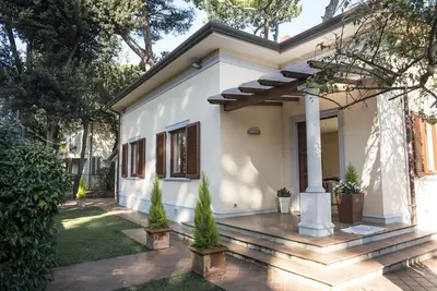 Image de Luxury Villa in Versilia 150 meters from the sea. 5 Rooms, A/C and wi-fi