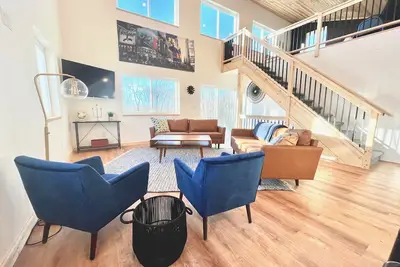 Lakeside Lookout, Brand New Build on Private Lake!
