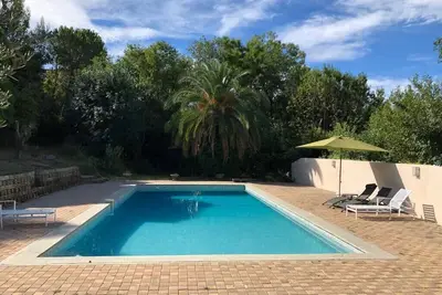 Image de Maison spacieuse avec piscine