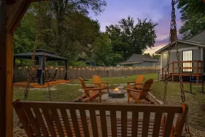 Image de Spacious 7 bed duplex with two firepits & pool table, 10 minutes from Beale St.