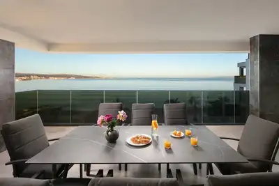 Exquisite 5-Star Luxury: Stunning 4-Bedroom Apartment with Panoramic Seaviews\n\n