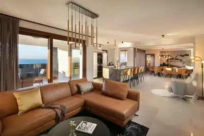 Exquisite 5-Star Luxury: Stunning 4-Bedroom Apartment with Panoramic Seaviews