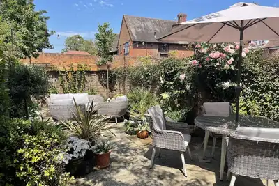 Image de A luxurious 2 bed house in central Chichester. Courtyard garden and parking.