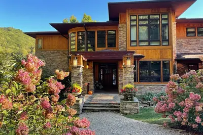 Image de New Listing! Breathtaking Lakefront home, Waterfall & Mountain Views, Pickleball