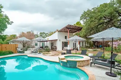 Image de Eclectic 4-bdrm house centrally located to F1 & Downtown w Heated Pool, Hot tub