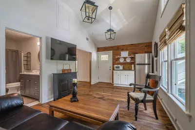 Image de Downtown on South Lamar Walk to the Square and Campus