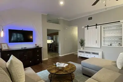 Image de Cozy and cheerful three bedroom home with hot tub.