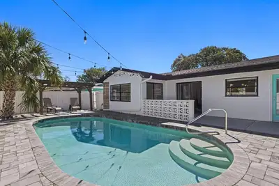 Image de Huge - 12 Bed Luxury Pool Home - 15 Minutes to Anna Maria Island Beaches!