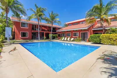 Image de Las Palmas Condo: Pool & Beach