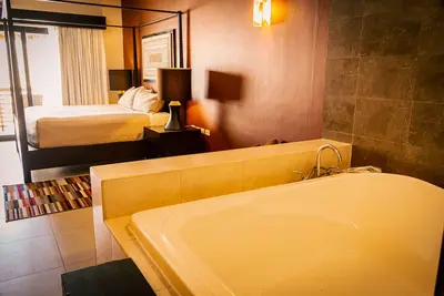 Image de Step into paradise on two glorious levels in our luxurious Ph!