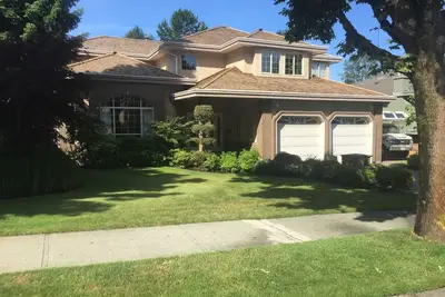 Image de Roomy executive style house\nBig patio, firetable, parks & Bbq\n25min to Vancouver