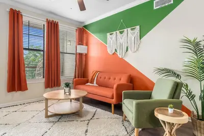 Image de Modish Keen King Bed w/ Pool