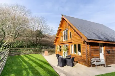 Image de Situated in the idyllic Cornish village of Little Petherick, nestled in the picturesque wooded valle