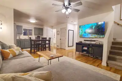 Image de On Paved Path to Town - Mid-Town-Modern