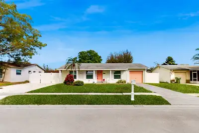 Image de Dog-friendly home with private, heated pool, lanai, Bbq, & W/D