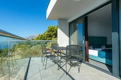 Image de Appartement d'une chambre avec la terrasse et la vue sur le mer Brela, Makarska (A-20229-d)