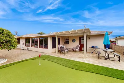 Image de Sunny home with covered patio, grill, pool, tennis, hot tub, full kitchen, & Ac