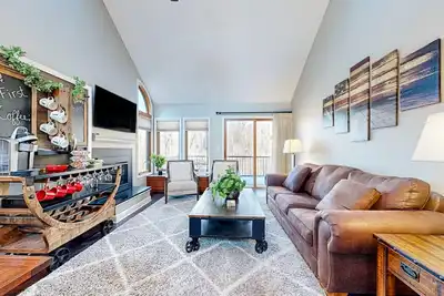 Image de Peaceful wooded home with pool, golf, rec center, marina, deck, grill, workspace