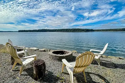 Image de Beachfront Home with Hot Tub, Private Beach & Gear, Kayak, Fireplace & Fire Pit