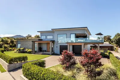 Image de Luxury with Lake Views