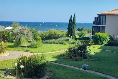 Image de 120 pas de la plage 200m du port