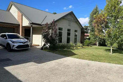 Image de Forget your worries in this well presented, modern and bright spacious home.