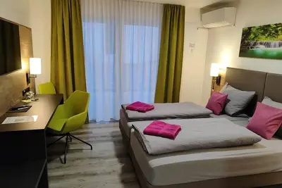 Image de Gästehaus Stock - Zimmer \"wasserfall\" Liegt Nach Vorne zur Straße