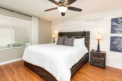 Image de AtHome+1 Stay | Lakefront 3br Rafb | Pet Friendly
