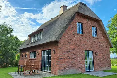 Image de Modernes Reet Gedecktes Ferienhaus für 4 in der Hafenstadt Tönning