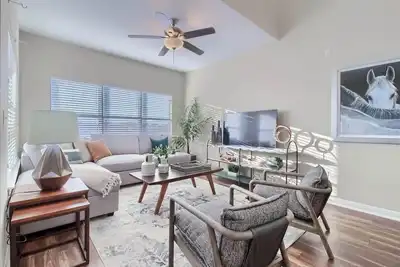 Image de Austin 4br + Loft Townhome + Walk to West Campus