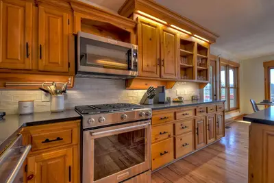 Image de Rock Ledge Farm is a serene pet-friendly mountain haven with hot tub, pool table, firepit, and 14 private acres