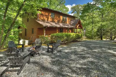 Image de Immerse in Nature at this family-sized, pet-friendly cabin in Ellijay. Enjoy hot tub, firepit, foosball, WiFi, and endless outdoor adventures