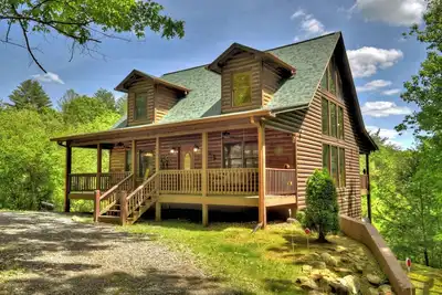 Image de The Boondocks is a luxury, pet-friendly cabin rental in Ellijay, Hot tub, WiFi