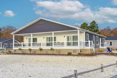 Image de Stunning-waterfront, beach, pools, family fun