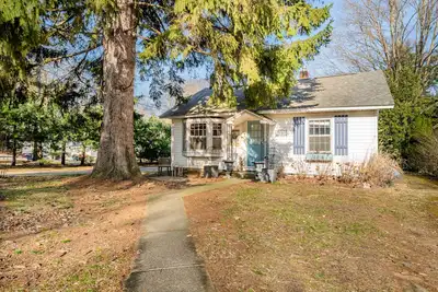 Image de (3 Nt Min! ) Lakeside Cottage Short Walk To Association Beach!