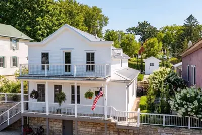 Image de Within walking distance of all the amenities! Bike the trail~ float the river