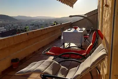 Image de Appartement avec une grande terrasse et une vue sur la montagne Ă Nyons