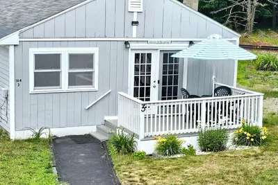 Image de Great accommodations located just a block away from the beach!