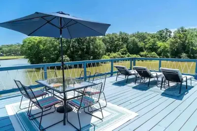 Image de Pelican Estates Lake house at Cedar Creek Lake on wide cove in gated community.