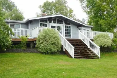 Image de Waterfront Cottage Large deck overlooks the lake