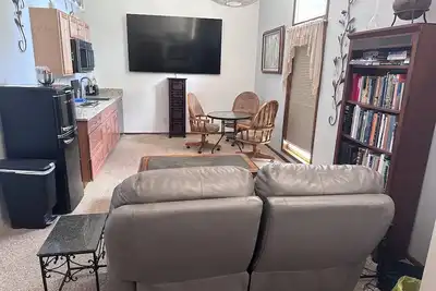 Image de Private Suite: 2 Bedrms FamilyRoom Bath Kitchen Ac