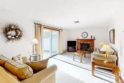 Image de Single-story home with fenced yard, deck & great location near town/beaches