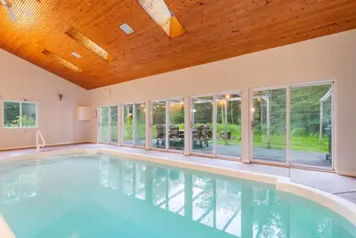 Image de Log Cabin with Private Indoor Heated Pool-Hot Tub-firepit-Game Room-100 acres