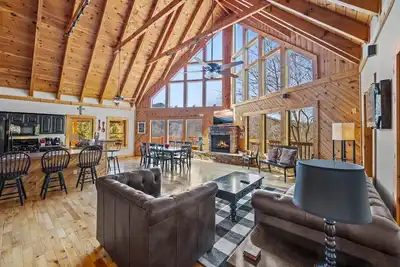 Image de *Spacious 4bd Lodge w/ Hot Tub! Pool + Mtn Views! *