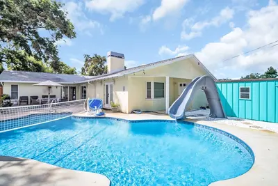 Dreamy 5 Bed, Heated Pool, 2 Miles from Beach/ 2 Master Suites