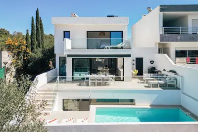 Image de A New Luxury Vila located in Salema- Sleeps 6/8 - 8 mins walk to the beach