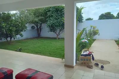 Image de Maison paisible avec arbres fruitier et gazon naturel.