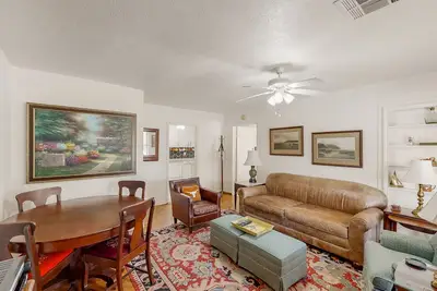 Image de Charming home near downtown Austin with grill, streaming, washer/dryer, & Ac